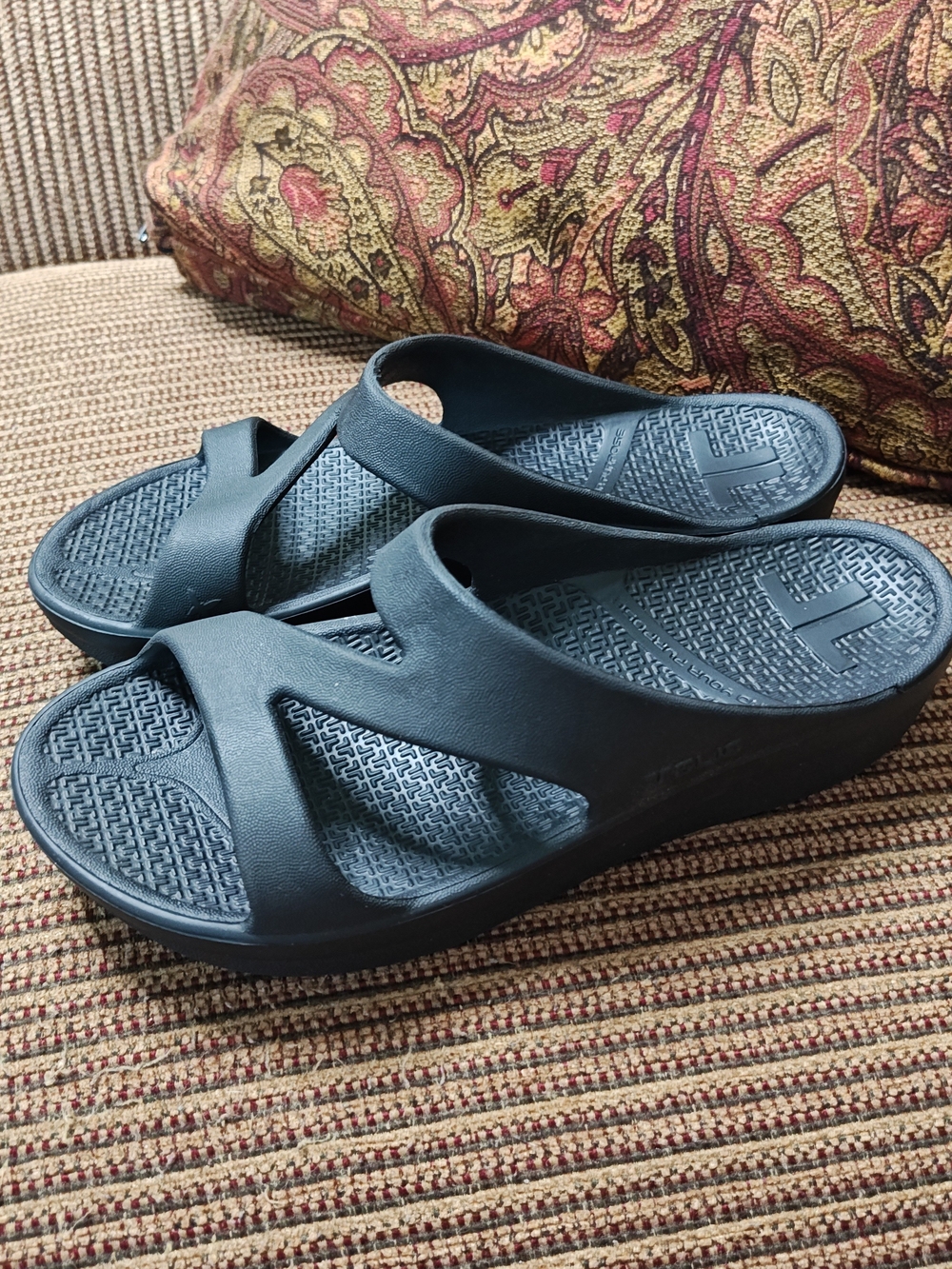 TELIC Women's Z-Strap Midnight Black Slide Sandals SZ M (US women's 9) Like New!